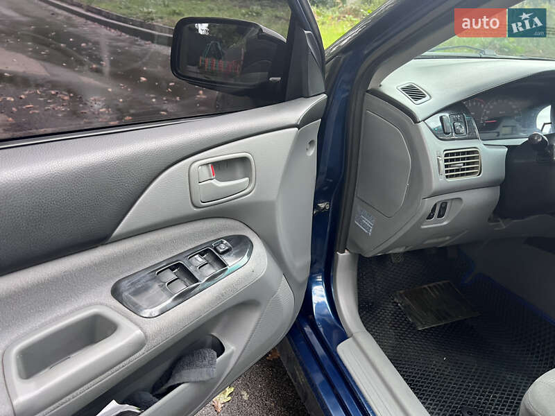 Седан Mitsubishi Lancer 2004 в Киеве