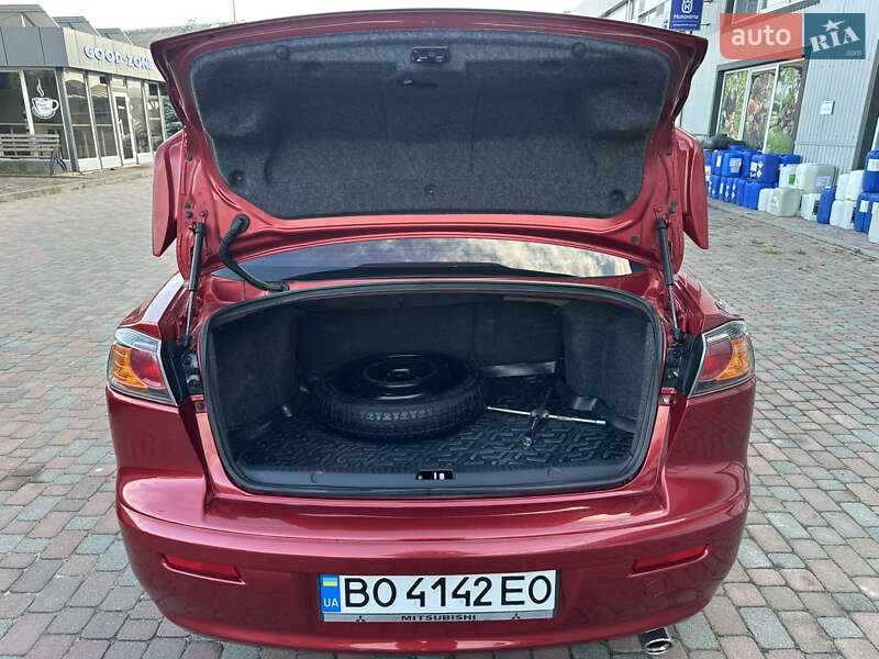 Седан Mitsubishi Lancer 2015 в Сарнах