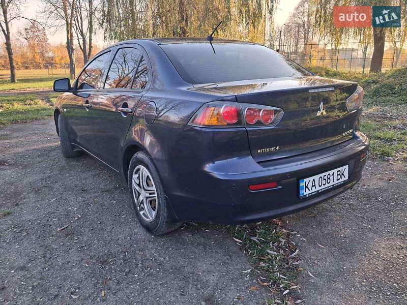 Седан Mitsubishi Lancer 2010 в Черновцах