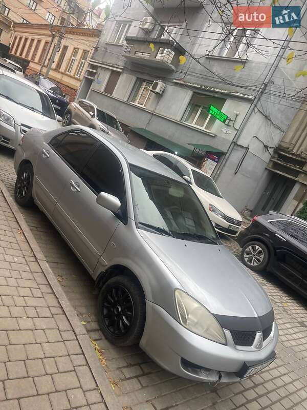 Седан Mitsubishi Lancer 2005 в Черновцах