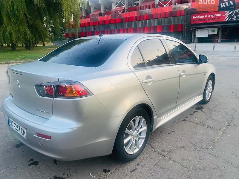 Седан Mitsubishi Lancer 2015 в Ровно