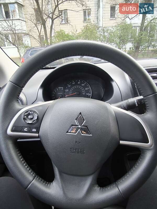 Седан Mitsubishi Mirage 2018 в Киеве