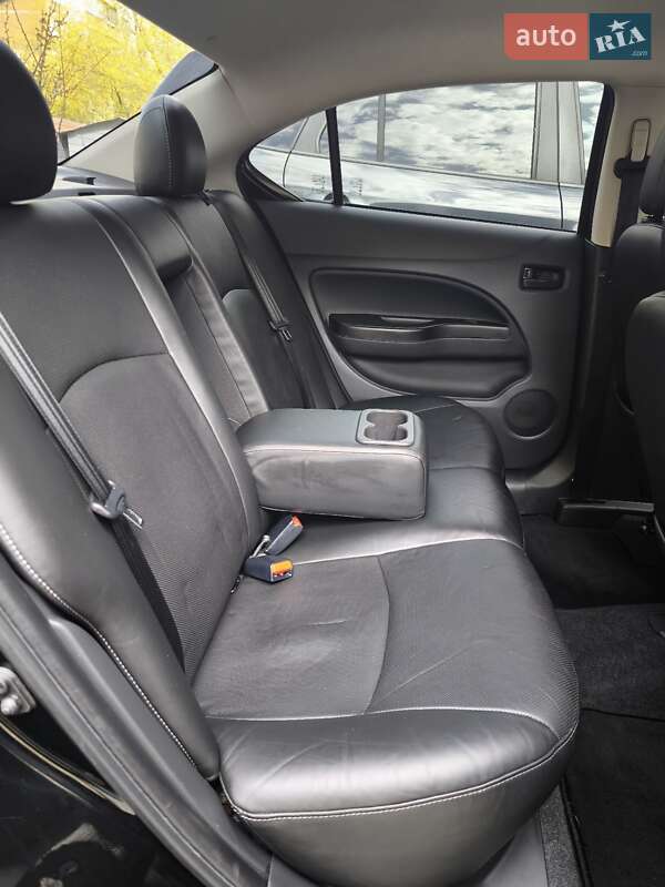 Седан Mitsubishi Mirage 2018 в Киеве