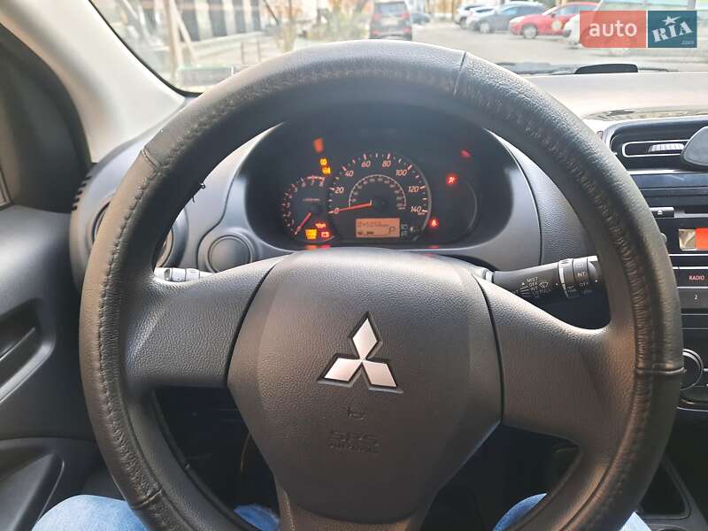 Хэтчбек Mitsubishi Mirage 2014 в Киеве