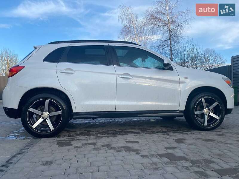 Позашляховик / Кросовер Mitsubishi Outlander Sport 2014 в 