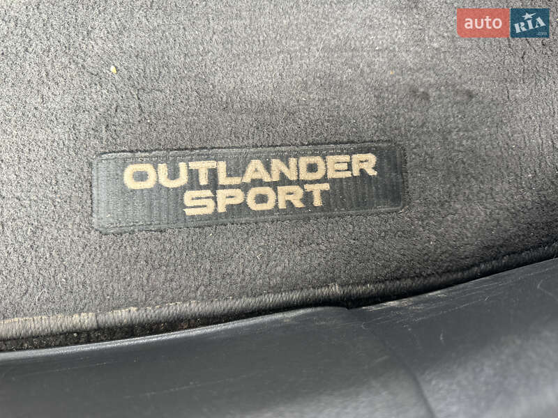 Внедорожник / Кроссовер Mitsubishi Outlander Sport 2015 в Ровно