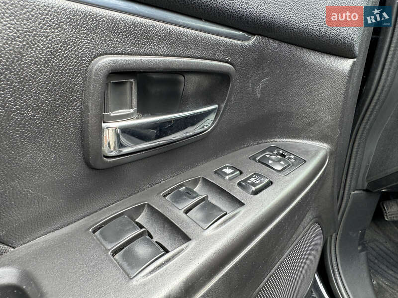 Внедорожник / Кроссовер Mitsubishi Outlander Sport 2015 в Ровно