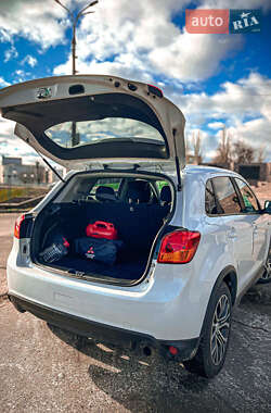 Внедорожник / Кроссовер Mitsubishi Outlander Sport 2016 в 