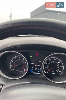 Позашляховик / Кросовер Mitsubishi Outlander Sport 2011 в 