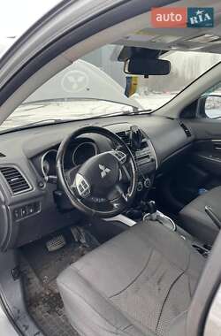 Позашляховик / Кросовер Mitsubishi Outlander Sport 2011 в 