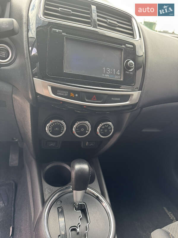 Внедорожник / Кроссовер Mitsubishi Outlander Sport 2015 в Ровно