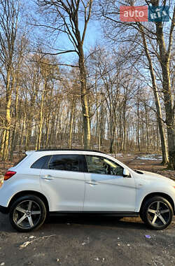Позашляховик / Кросовер Mitsubishi Outlander Sport 2014 в 