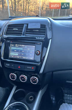 Позашляховик / Кросовер Mitsubishi Outlander Sport 2014 в 