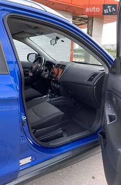 Внедорожник / Кроссовер Mitsubishi Outlander Sport 2017 в 