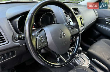 Внедорожник / Кроссовер Mitsubishi Outlander Sport 2016 в 