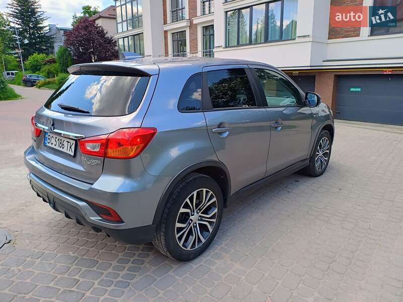 Позашляховик / Кросовер Mitsubishi Outlander Sport 2018 в Львові