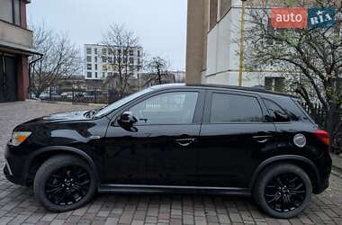 Позашляховик / Кросовер Mitsubishi Outlander Sport 2017 в 