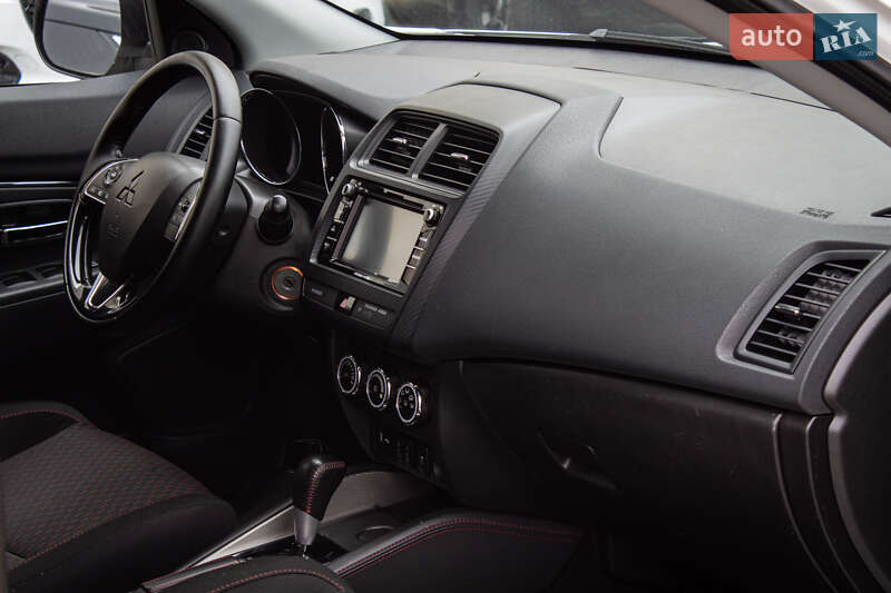 Внедорожник / Кроссовер Mitsubishi Outlander Sport 2018 в Львове