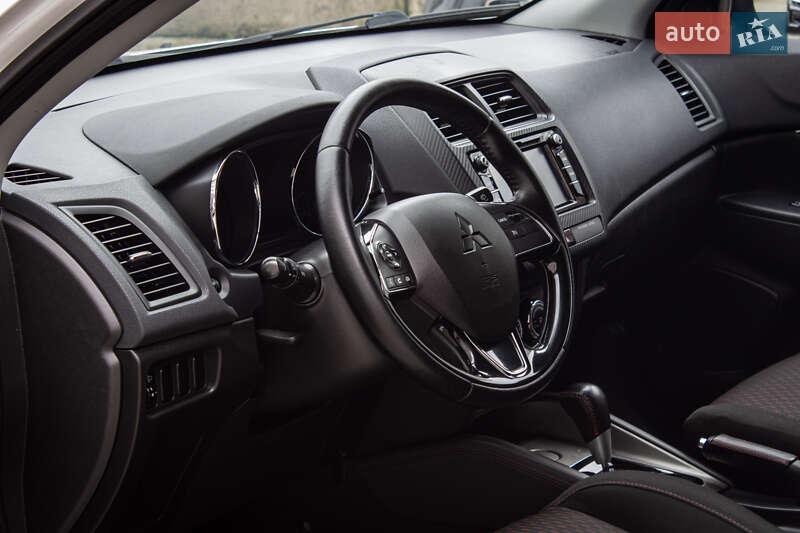 Внедорожник / Кроссовер Mitsubishi Outlander Sport 2018 в Львове