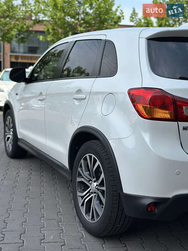 Позашляховик / Кросовер Mitsubishi Outlander Sport 2017 в Києві