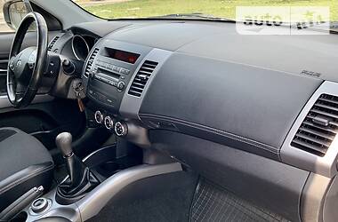 Позашляховик / Кросовер Mitsubishi Outlander XL 2010 в 