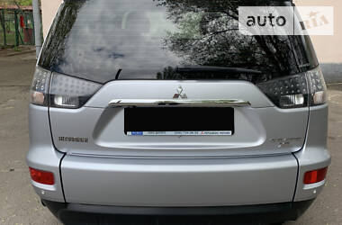 Позашляховик / Кросовер Mitsubishi Outlander XL 2011 в 