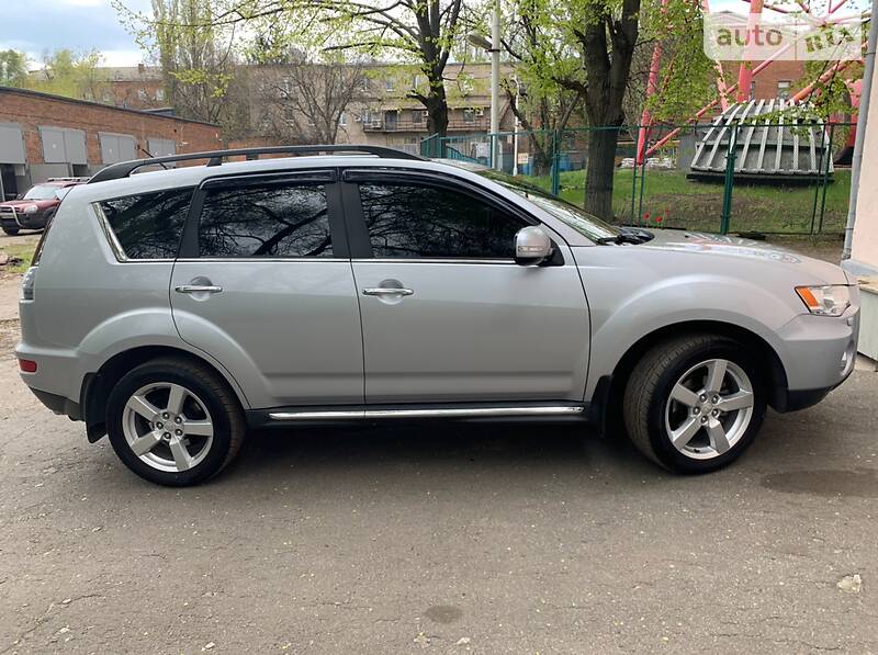 Позашляховик / Кросовер Mitsubishi Outlander XL 2011 в Дніпрі