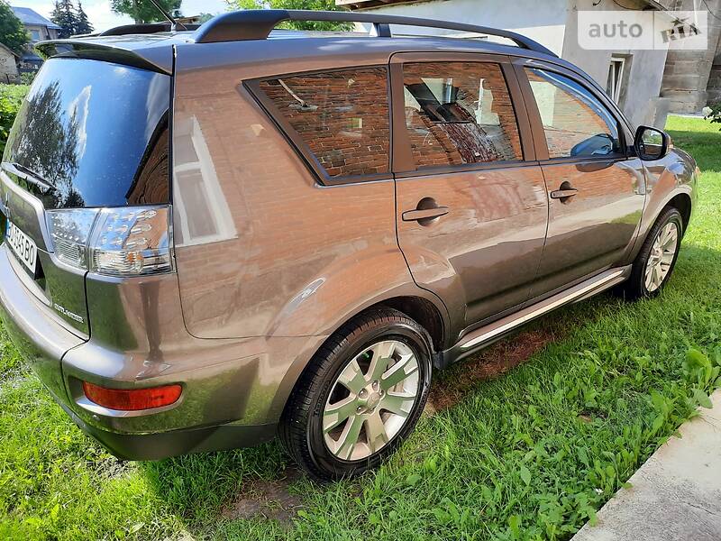 Позашляховик / Кросовер Mitsubishi Outlander XL 2011 в Тернополі