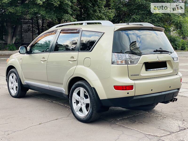 Позашляховик / Кросовер Mitsubishi Outlander XL 2008 в Кам'янському
