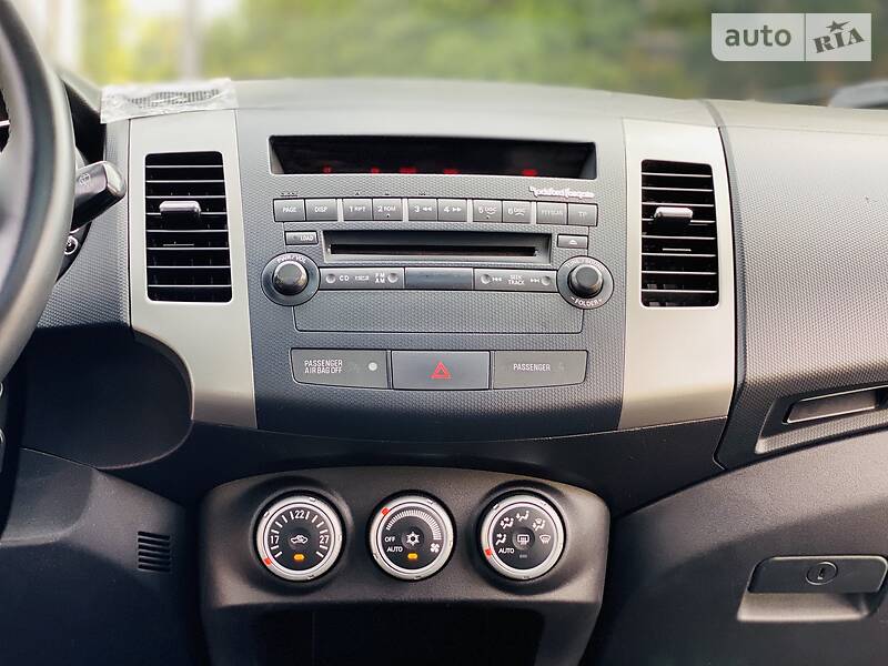Позашляховик / Кросовер Mitsubishi Outlander XL 2008 в Кам'янському