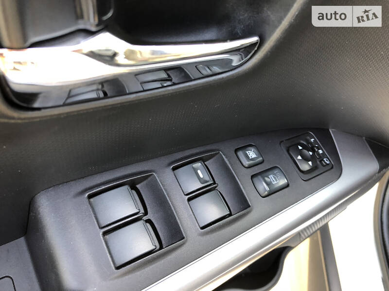 Внедорожник / Кроссовер Mitsubishi Outlander XL 2012 в Киеве