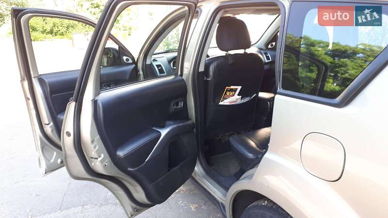 Позашляховик / Кросовер Mitsubishi Outlander XL 2008 в Києві