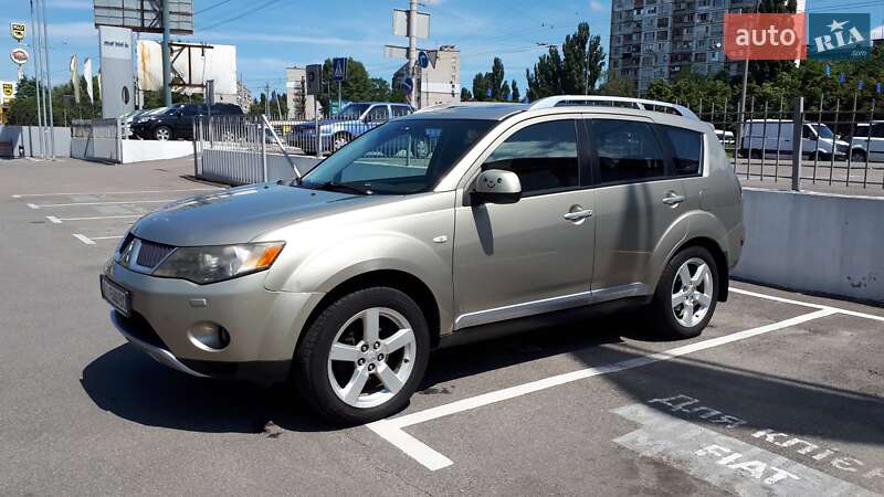 Позашляховик / Кросовер Mitsubishi Outlander XL 2008 в Києві