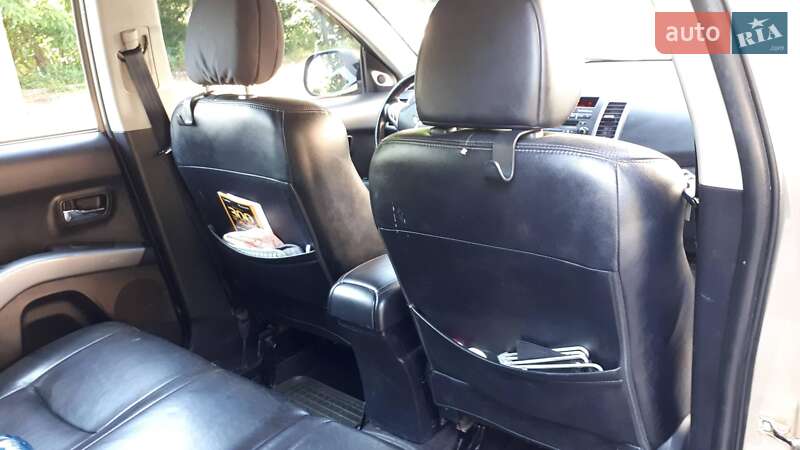 Позашляховик / Кросовер Mitsubishi Outlander XL 2008 в Києві