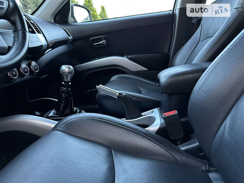 Внедорожник / Кроссовер Mitsubishi Outlander XL 2011 в Стрые