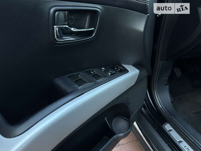 Внедорожник / Кроссовер Mitsubishi Outlander XL 2011 в Стрые