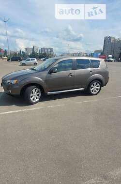 Позашляховик / Кросовер Mitsubishi Outlander XL 2011 в Києві