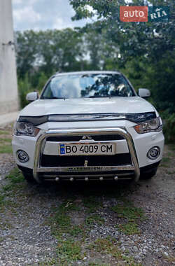 Позашляховик / Кросовер Mitsubishi Outlander XL 2012 в 
