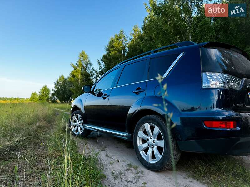 Внедорожник / Кроссовер Mitsubishi Outlander XL 2012 в Сребном