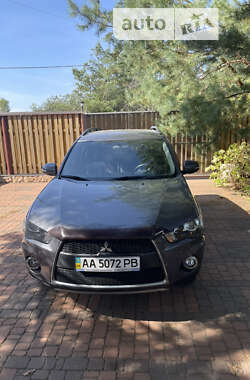 Позашляховик / Кросовер Mitsubishi Outlander XL 2012 в Києві