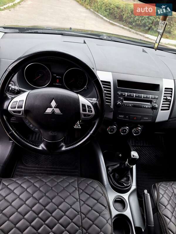Внедорожник / Кроссовер Mitsubishi Outlander XL 2010 в Ковеле