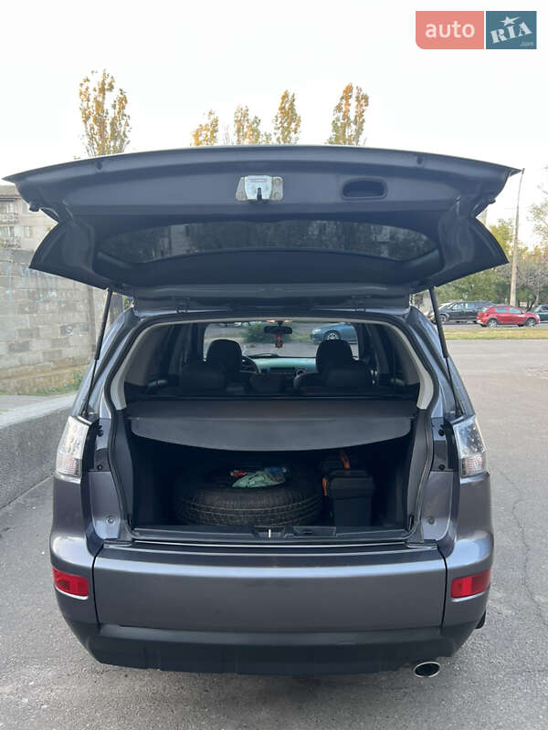 Внедорожник / Кроссовер Mitsubishi Outlander XL 2009 в Николаеве