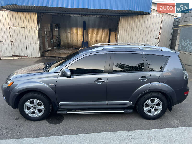 Внедорожник / Кроссовер Mitsubishi Outlander XL 2009 в Николаеве