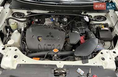 Внедорожник / Кроссовер Mitsubishi Outlander XL 2011 в 