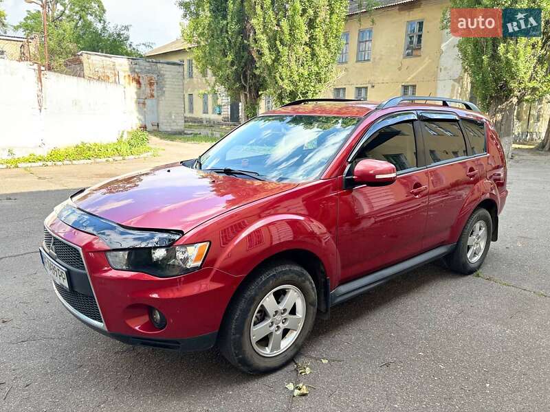 Внедорожник / Кроссовер Mitsubishi Outlander XL 2011 в Желтых Водах