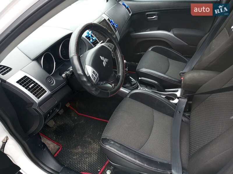 Позашляховик / Кросовер Mitsubishi Outlander XL 2010 в Городку