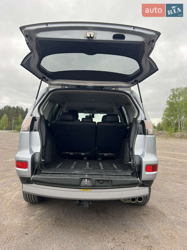 Внедорожник / Кроссовер Mitsubishi Outlander XL 2010 в Ровно