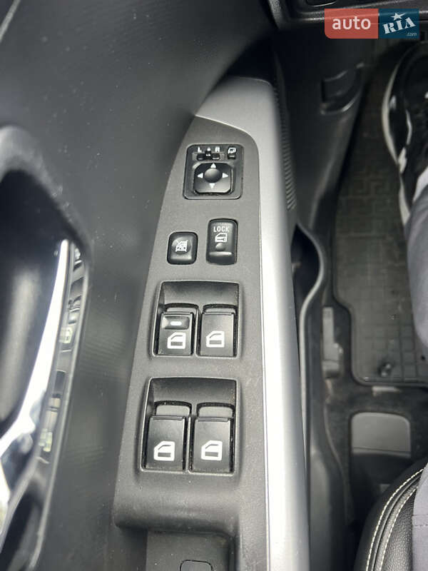 Внедорожник / Кроссовер Mitsubishi Outlander XL 2010 в Ровно