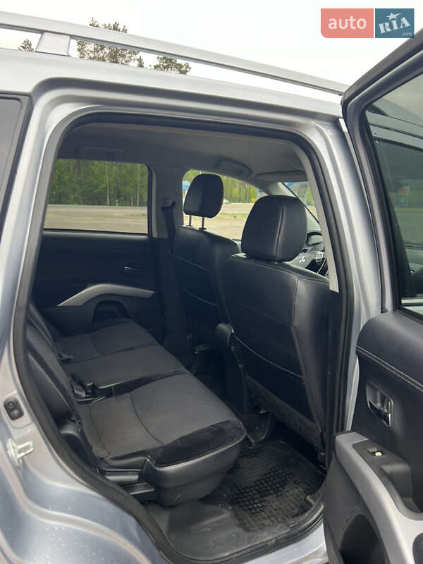 Внедорожник / Кроссовер Mitsubishi Outlander XL 2010 в Ровно