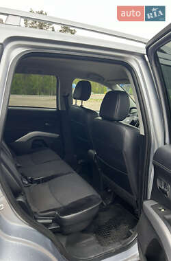 Позашляховик / Кросовер Mitsubishi Outlander XL 2010 в 
